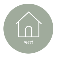 Circular icon with house outline and text “meet” below, representing consultation, meeting, or home design service